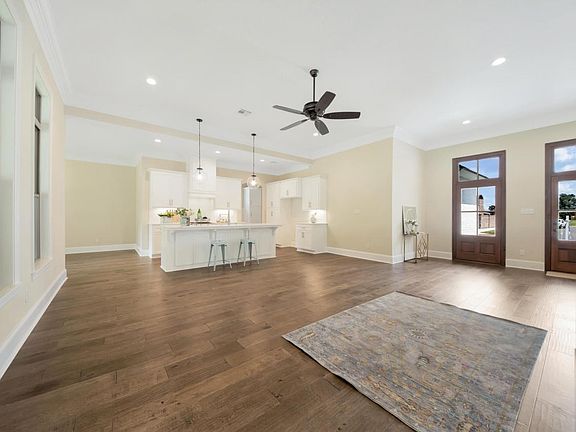 5th image of 122 S Montauban Dr