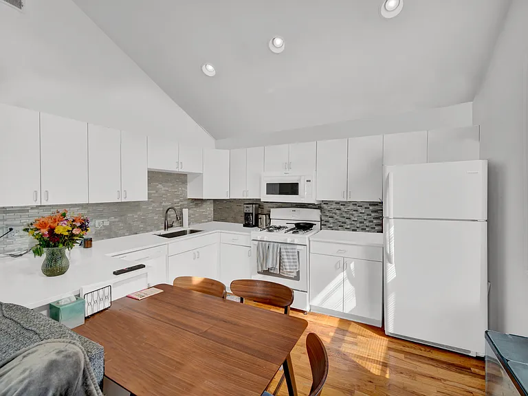 2642 N Marshfield Ave — Photo 29