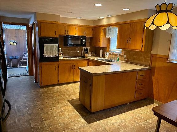 2nd image of 20 Whipple Ct