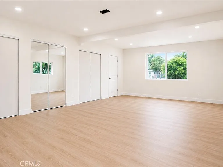 8412 Noble Ave — Photo 10