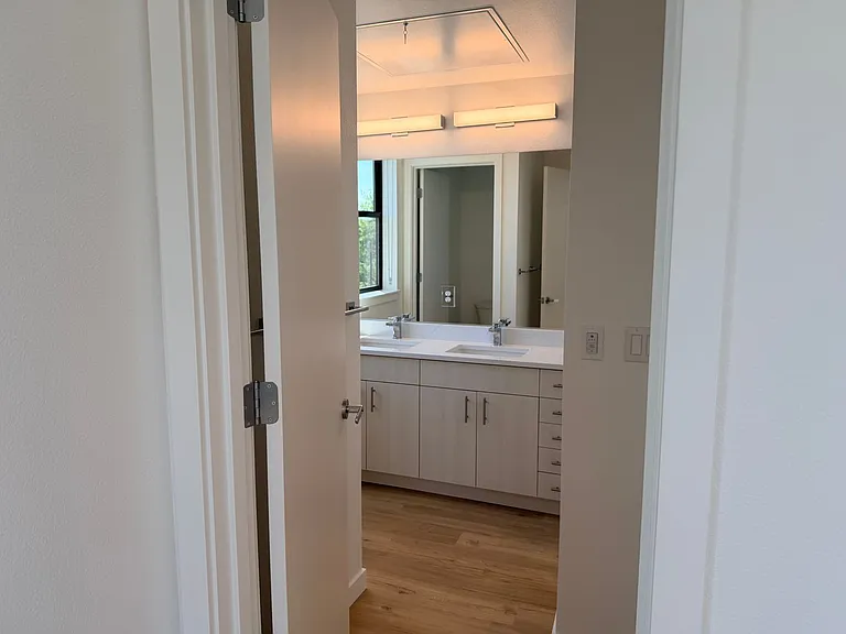 Abbey Creek Square Luxury Apartments — Photo 38