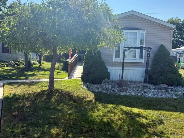 2263 Evergreen St, Wixom, MI 48393