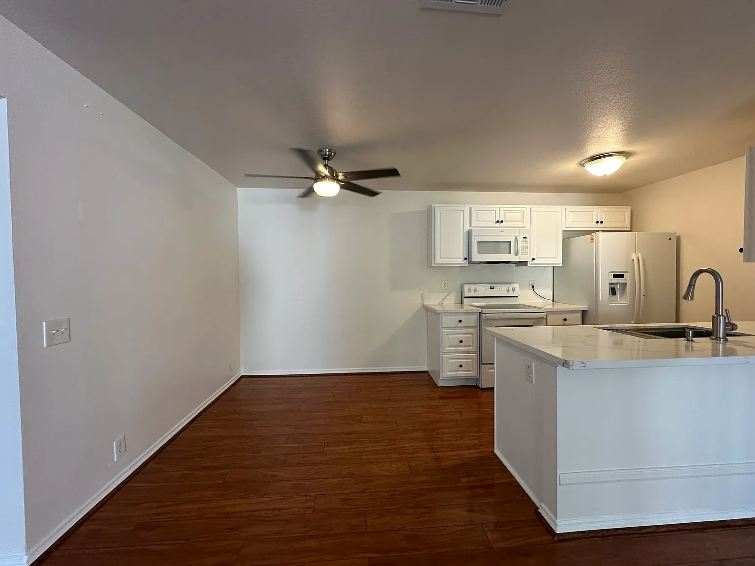 2 bed, 895 sqft, $3,300 — Photo 4