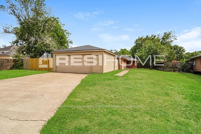 1st image of 14003 Apple Dr