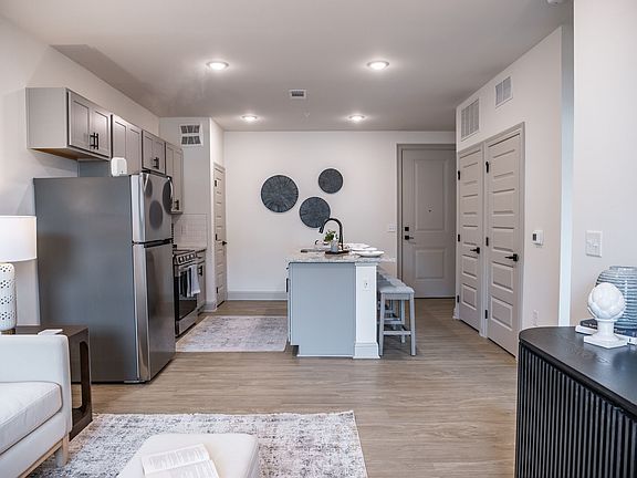 4th image of 185 Marquis Way #3408