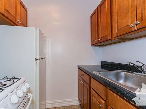 2nd image of 425 W Roscoe St #1315