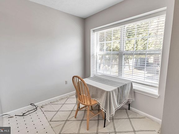 5th image of 115 Gateway Dr #8