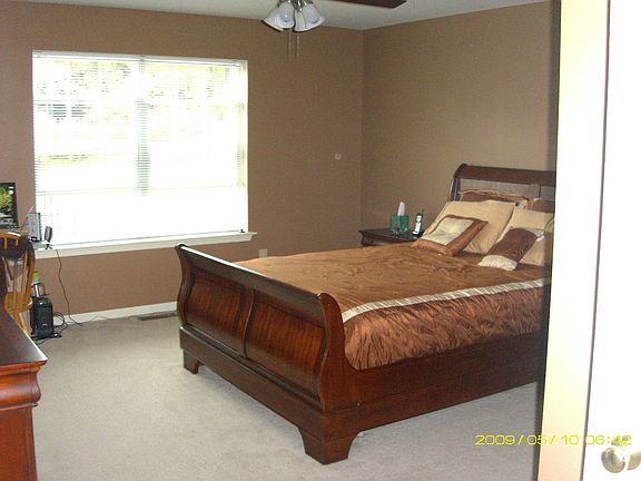 Master Bedroom 14 x 15ft