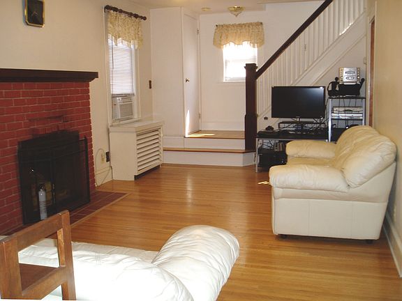 LR, hardwood throughout