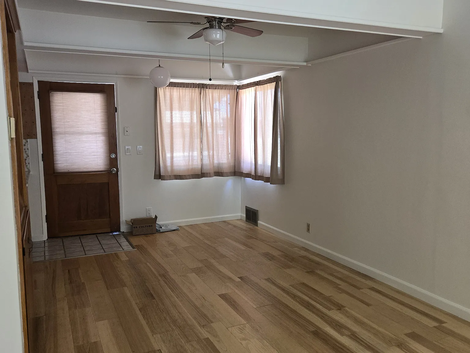 3 bed, 2.5 bath, 1408 sqft, $3,800 — Photo 2