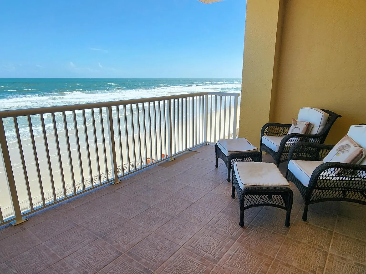 3 bed, 3.0 bath, 2330 sqft, $3,500 — Photo 2