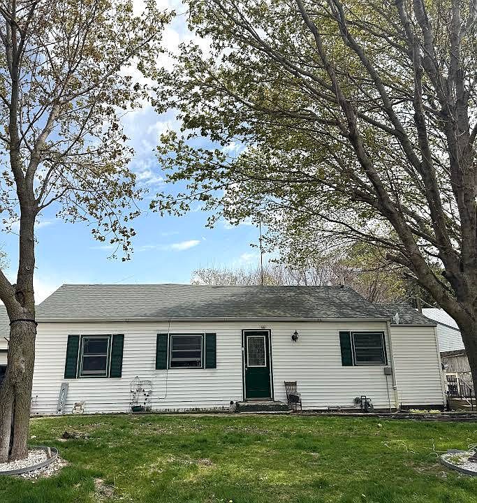 1st image of 207 Brown St