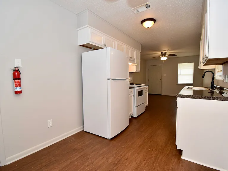 622 Center St — Photo 6