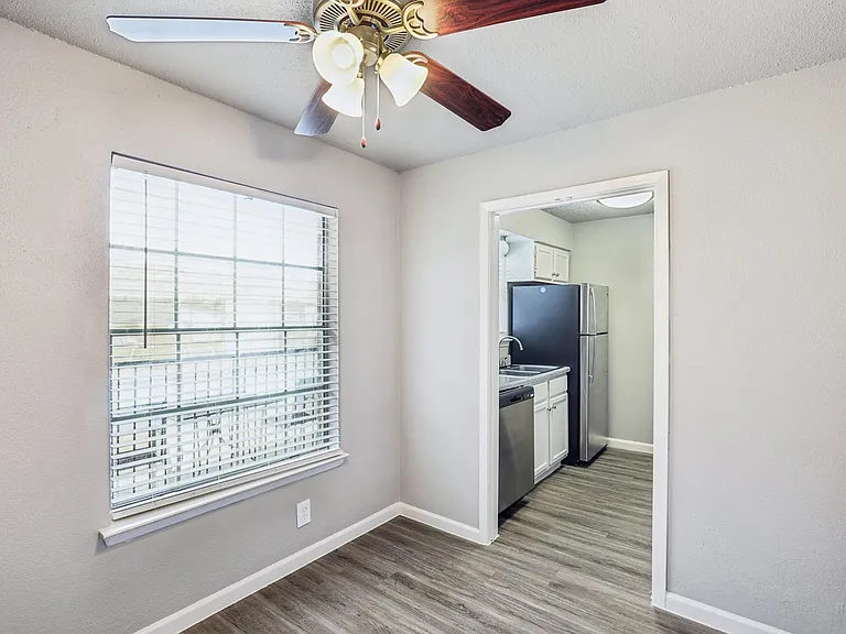 Whisperwind Apartments — Photo 12