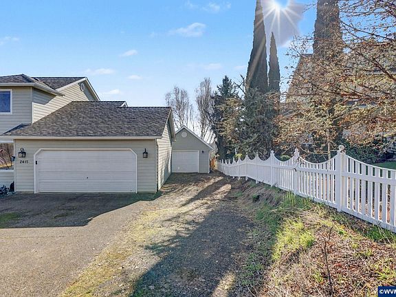 3rd image of 2415 SW Oakwood Dr