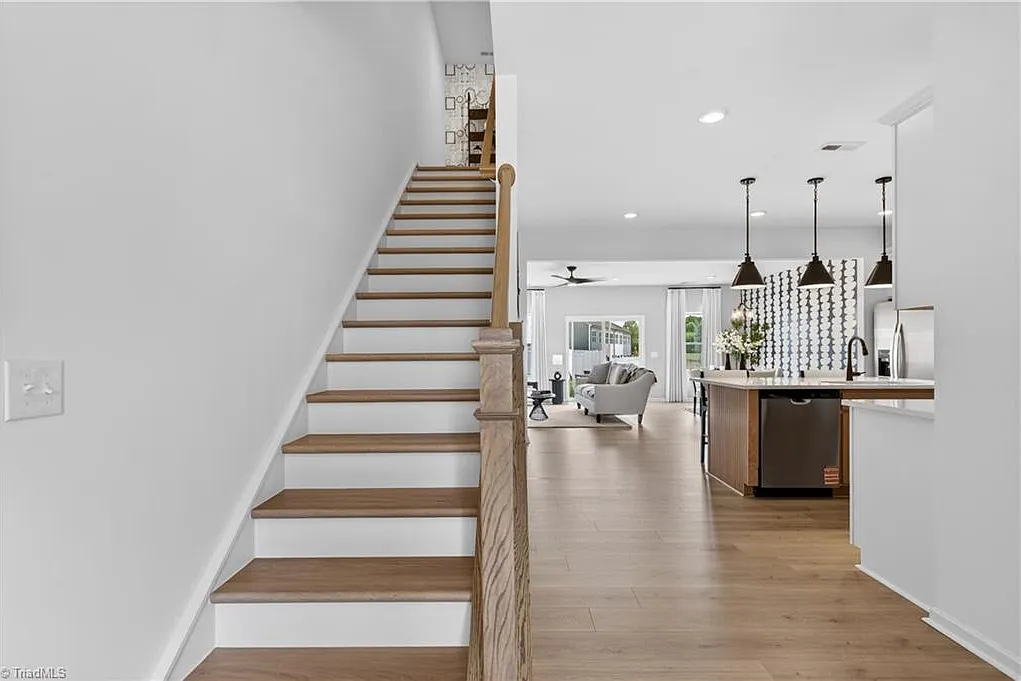 3 bed, 2.5 bath, 1726 sqft, $2,150 — Photo 3