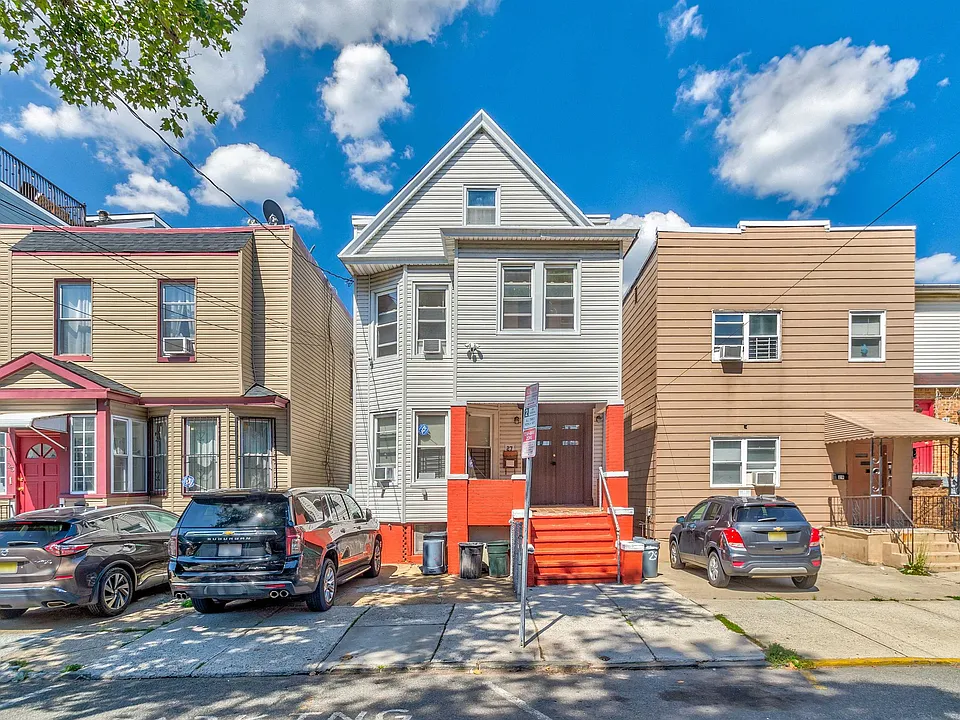 27 Romaine Ave #2