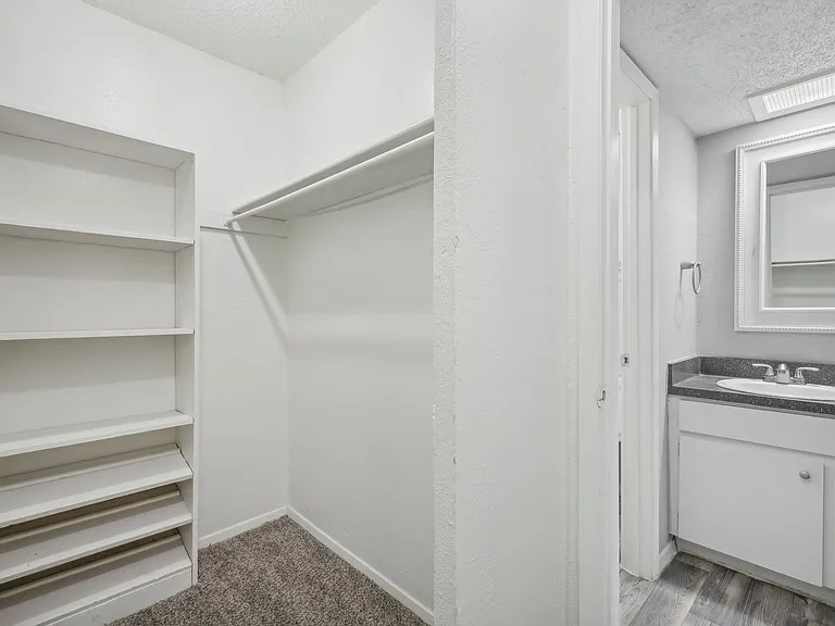 Hollyhills Apartments — Photo 40