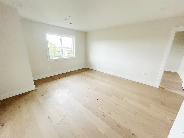 210 10th Ave — Photo 13