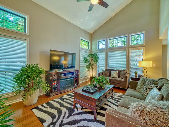 4th image of 316 Club House Dr