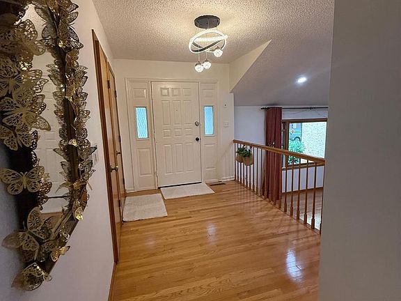 3rd image of 8 Teaberry Dr