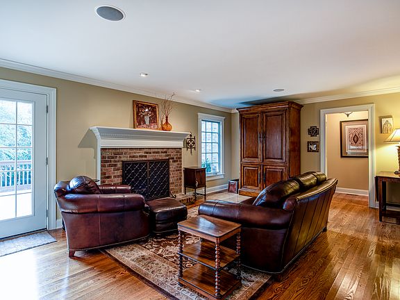 3rd image of 809 Hansmore Pl