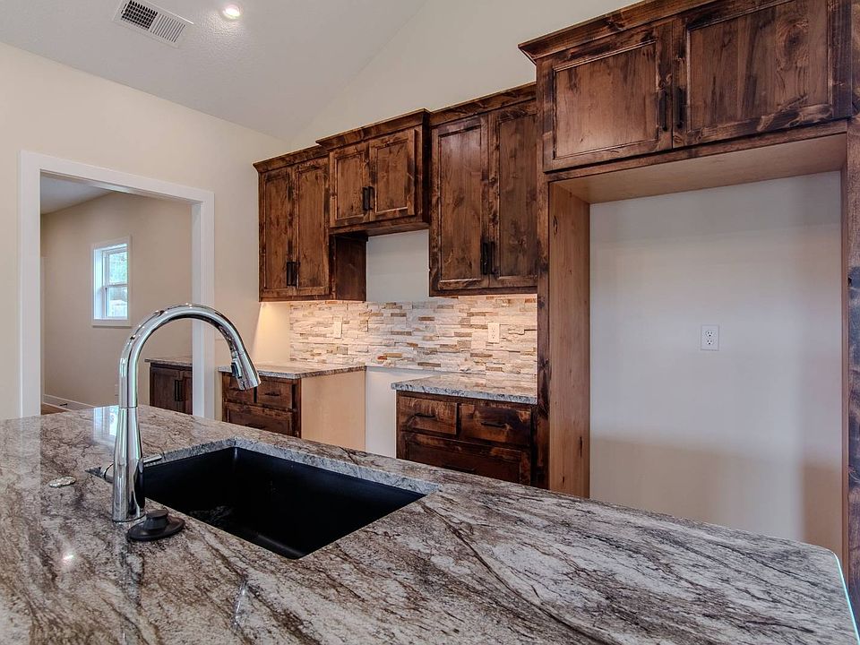 1st image of 202 Redwood