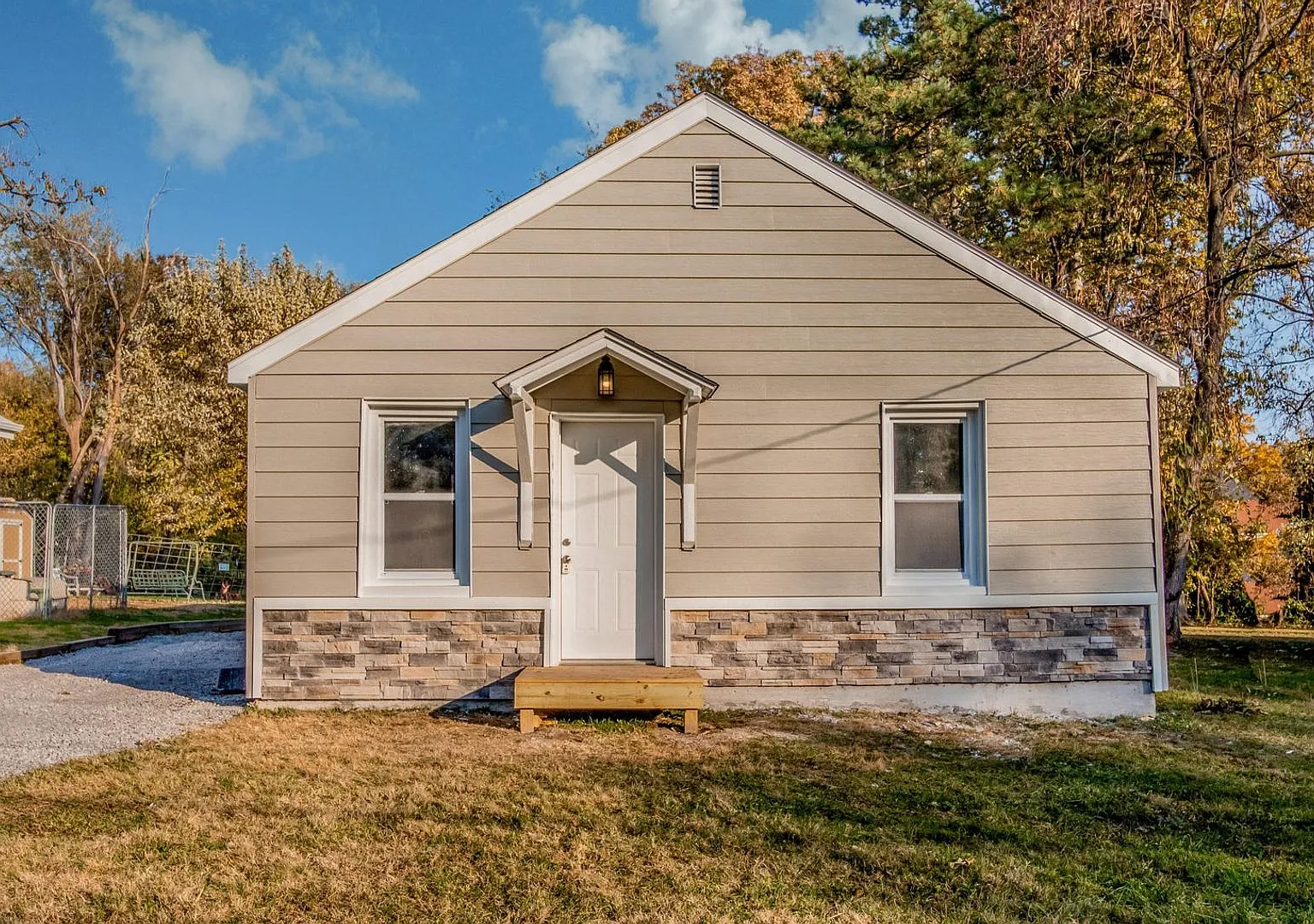 Two Bedroom Home in Central Columbia — Photo 1