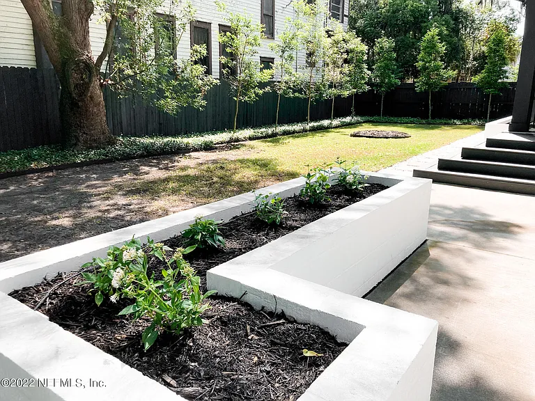 1139 N Market St — Photo 8