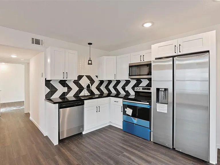 310 Delmar St #D — Photo 10