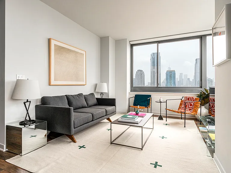 235 Grand — Photo 23