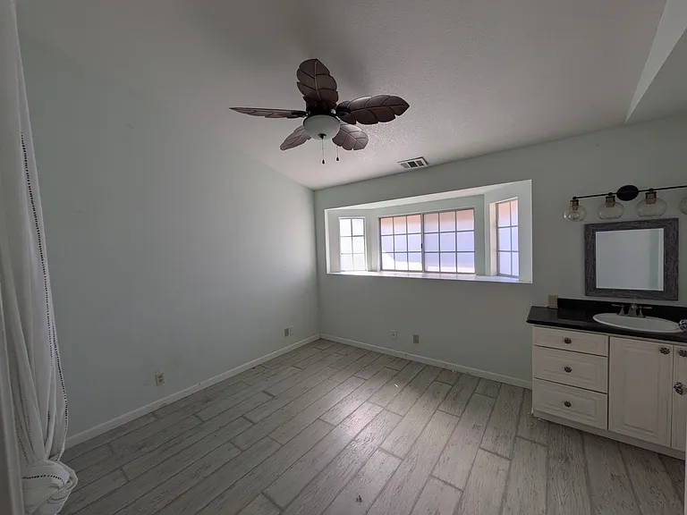 1430 Railroad St #2 — Photo 9