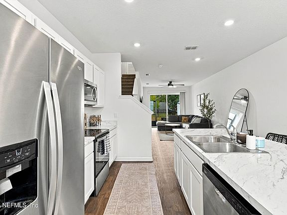 4th image of 87 ELMHURST Lane