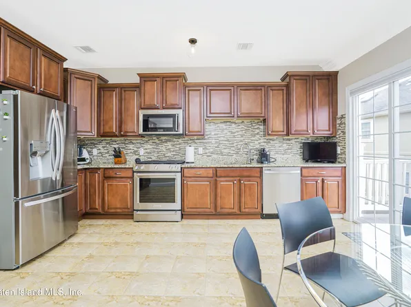 196 Presentation Cir, Staten Island, NY 10312