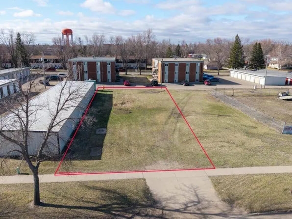 1016 13th St NE, Jamestown, ND 58401