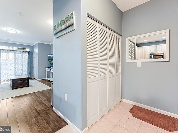 3rd image of 2465 Army Navy Dr #1109