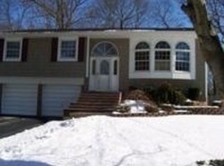 23 Queen Anne Pl, Hauppauge, NY 11788