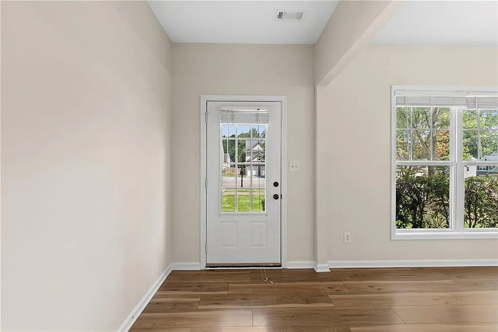 3 bed, 2.5 bath, 2168 sqft, $2,200 — Photo 4