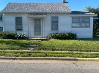 103 W Locust St, Fieldon, IL 62031