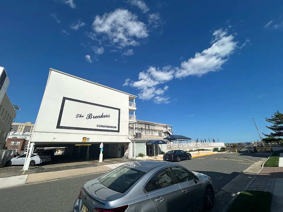 111 S Surrey Ave #101