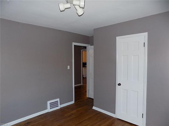 5th image of 25600 Shoreview Ave