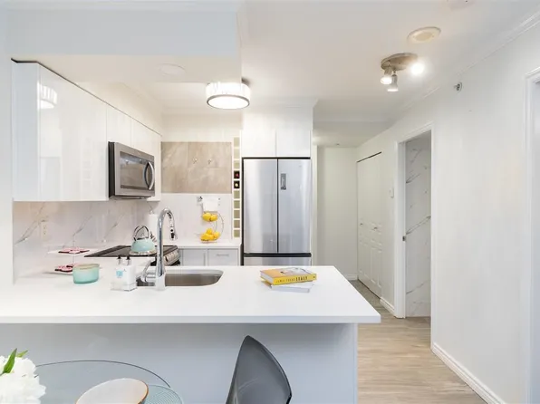 1189 Howe St #301, Vancouver, BC V6Z 2X4