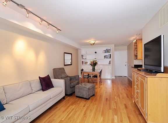 3rd image of 2045 N Larrabee St #302