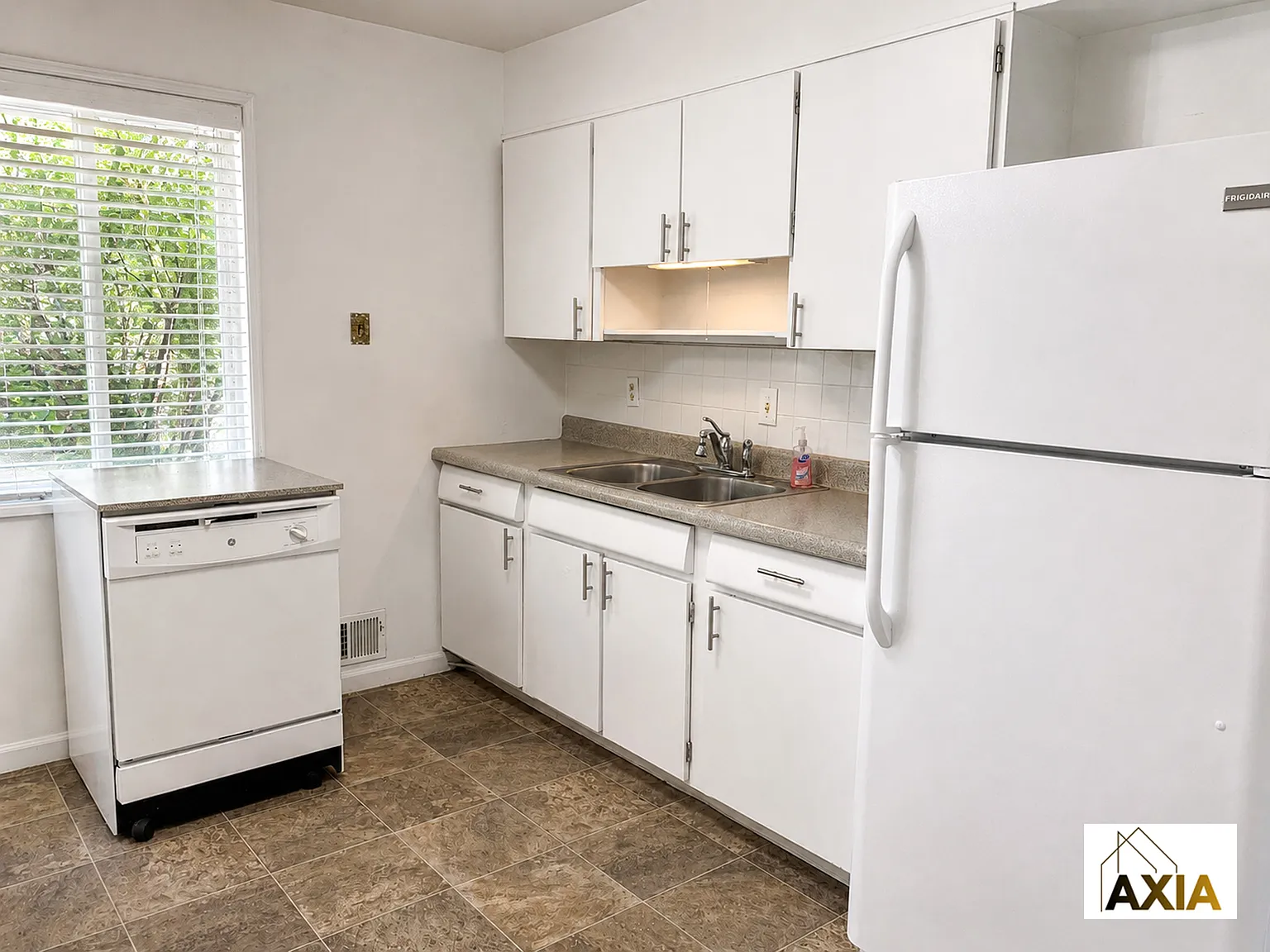 3 bed, 1.5 bath, 1152 sqft, $3,000 — Photo 3