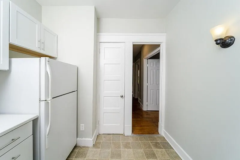 2 bed, 1.0 bath, 720 sqft, $1,325 — Photo 2