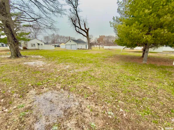 901 E 3rd St, Flora, IL 62839