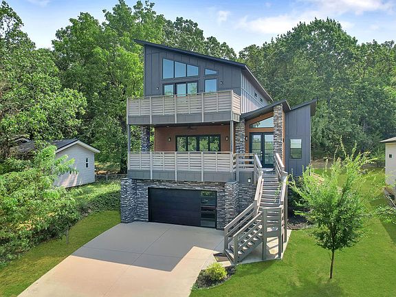 2nd image of 1038 N Lakeside Dr