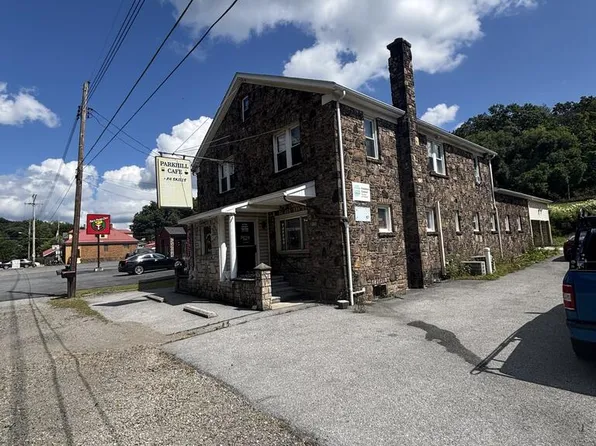 218 Parkhill Dr, Parkhill, PA 15945