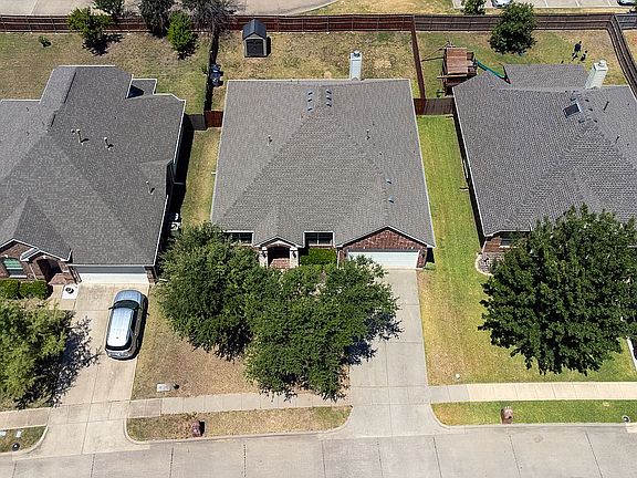 2nd image of 1415 Laura Dr