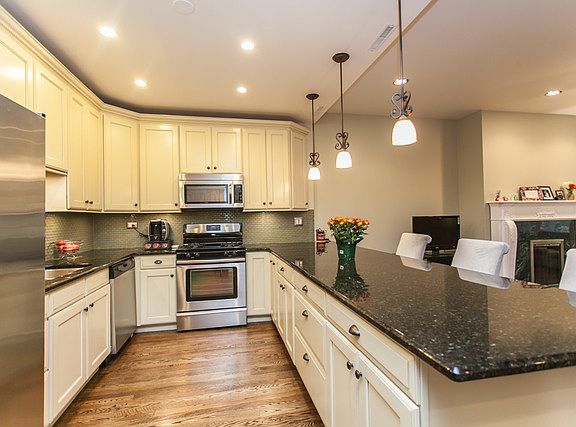 5th image of 824 W Oakdale Ave #1